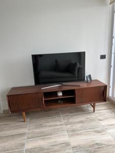 a wooden coffee table in a living room with a tv at Laguna del Mar, Playa Arrecife in La Serena