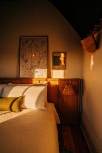 ein Schlafzimmer mit einem Bett und einem Bild an der Wand in der Unterkunft Somewhere Inn Collingwood in Collingwood
