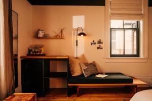 Zimmer mit Sofa, Schreibtisch und Fenster in der Unterkunft Somewhere Inn Collingwood in Collingwood