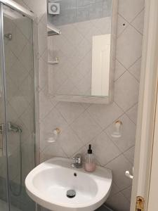 A bathroom at Apartment R&F1
