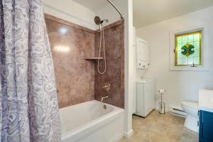 Ένα μπάνιο στο Lakefront Home in Hartford Hot Tub, Kayaks and Dock +29 φωτογραφίες