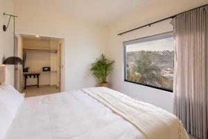 Postel nebo postele na pokoji v ubytování Cabo Break Hotel