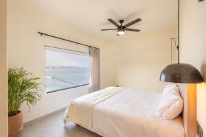 Postel nebo postele na pokoji v ubytování Cabo Break Hotel