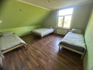 Habitación con 2 camas y ventana en Kundziņi en Bīriņi