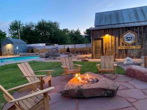 Bazén v ubytování Timber & Tin H 2Bed 2Bath w Pool & Rooftop Deck nebo v jeho okolí