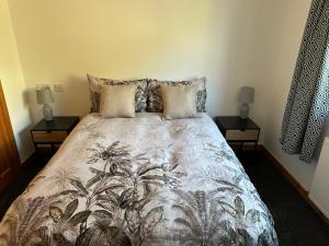 Postel nebo postele na pokoji v ubytování Antlers Rest