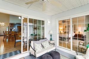 Χώρος καθιστικού στο 5 Mi to Beach Lewes Home with Deck and Pond View