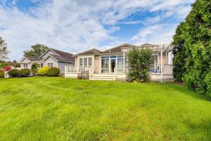 Κήπος έξω από το 5 Mi to Beach Lewes Home with Deck and Pond View