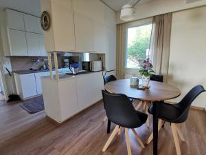 - une cuisine et une salle à manger avec une table et des chaises dans l'établissement Vuori Camp by Saimaa, à Vuoriniemi