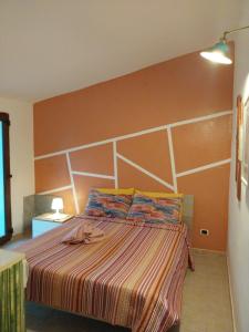 ein Schlafzimmer mit einem großen Bett mit großem Kopfteil in der Unterkunft Casal Baratz in Santa Maria la Palma