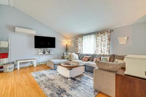 Gambar di galeri bagi Hot Tub, Fire Pit and Resort Perks Tobyhanna Home! di Tobyhanna