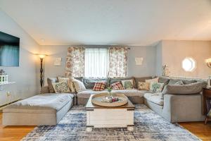Gambar di galeri bagi Hot Tub, Fire Pit and Resort Perks Tobyhanna Home! di Tobyhanna