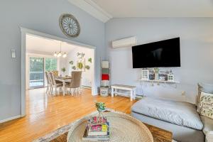 Gambar di galeri bagi Hot Tub, Fire Pit and Resort Perks Tobyhanna Home! di Tobyhanna