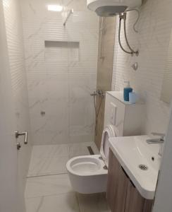 Ένα μπάνιο στο Apartmani IVO Živogošće