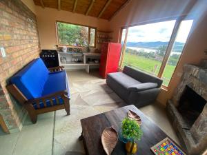 瓜塔維塔的住宿－Rancho New Life Guatavita，享有空中美景,设有带壁炉的客厅。
