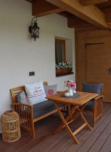 een woonkamer met een bank en een tafel bij klein&fein in Neustift im Stubaital