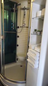 een douche in een badkamer met een glazen douchecabine bij Boathouse Amsterdam in Amsterdam