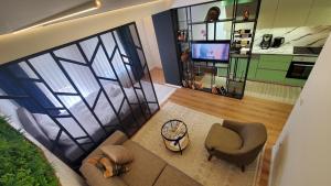 vistas panorámicas a una sala de estar con sofá y silla en Luki's Centre Apartment en Pristina