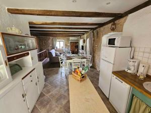 una cucina con frigorifero bianco e tavolo con sedie di Holiday home in Dobrec 15115 a Dobreć