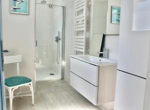 een witte badkamer met een wastafel en een douche bij Villa Gisèle in Le Touquet-Paris-Plage +23 foto's