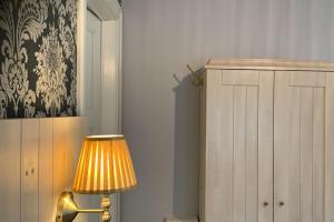 uma lâmpada num quarto ao lado de um armário em Villa La Dune - Ontbijt & parking inclusief em Middelkerke
