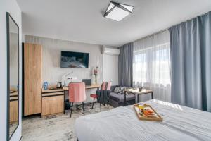 Pokój hotelowy z łóżkiem i biurkiem w obiekcie Acodomo Apartamenty w mieście Poddębice