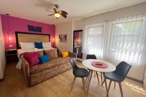 a living room with a couch and a table and a bed at Dk5 Complete studio in La Zona Viva in Guatemala