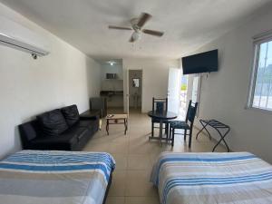 Habitación con cama, sofá y mesa. en Apartamentos Amplios Alfa # 238, en Monterrey