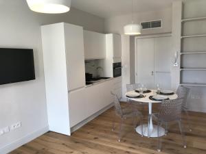 une cuisine et une salle à manger avec une table et des chaises dans l'établissement Les Terrasses de Padoue, à Corte