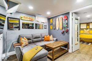 ein Wohnzimmer mit Sofa und Tisch in der Unterkunft Salt Lake City Apt Near Downtown Pets Welcome! in Salt Lake City