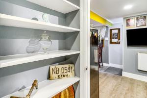 einen begehbaren Kleiderschrank mit weißen Regalen und einem TV in der Unterkunft Salt Lake City Apt Near Downtown Pets Welcome! in Salt Lake City