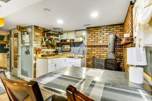 eine Küche mit einem Tisch und Stühlen darin in der Unterkunft Salt Lake City Apt Near Downtown Pets Welcome! in Salt Lake City + 16 Fotos