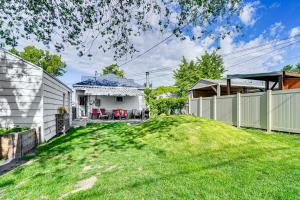 einen Hof mit einem Zaun und einem Haus in der Unterkunft Salt Lake City Apt Near Downtown Pets Welcome! in Salt Lake City