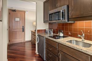 Kuchyň nebo kuchyňský kout v ubytování The Best EXECUTIVE RIVER VIEW SUITE Lodge Unit - 5047