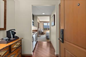 Kuchyň nebo kuchyňský kout v ubytování The Best EXECUTIVE RIVER VIEW SUITE Lodge Unit - 5047