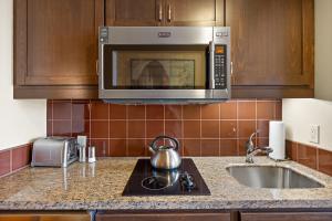 Kuchyň nebo kuchyňský kout v ubytování The Best EXECUTIVE RIVER VIEW SUITE Lodge Unit - 5047