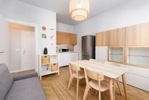 a kitchen with a table and chairs in a room at Incantevole e moderno bilocale a soli 500 mt dalle spiagge in Finale Ligure