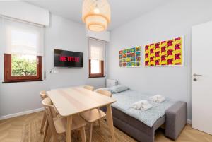 a small room with a bed and a table at Incantevole e moderno bilocale a soli 500 mt dalle spiagge in Finale Ligure