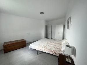 een witte slaapkamer met een bed en een dressoir bij Finca la Pampa in Arafo