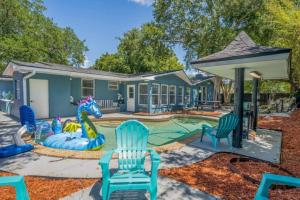 una casa con piscina e parco giochi con cavalli di plastica di Big Savings! 5br Poolside a Melbourne
