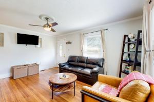 a living room with a leather couch and a table at Blue Home Lodge in Burlington
