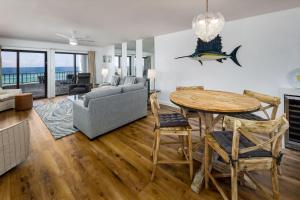 uma sala de estar com uma mesa e um sofá em Surf Dweller 406 condo em Fort Walton Beach