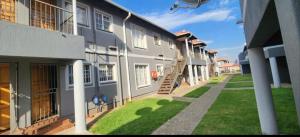 ボクスブルクにあるApartment in Boksburg near OR TAMBO INTERNATIONAL AIRPORTの草庭付き建物