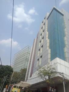 un grand bâtiment en verre avec un arbre devant lui dans l'établissement Hotel Care Holiday Banjara- a Luxury Collection Hotel- An Svm Hotel, à Hyderabad