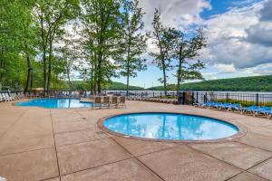 Bazén v ubytování Deck and Pool Access Lake Harmony Home! nebo v jeho okolí