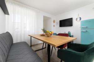 ein Esszimmer mit einem Holztisch und Stühlen in der Unterkunft MIA Family Apartments Punat in Punat
