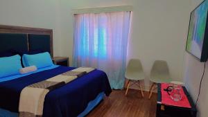 1 dormitorio con 1 cama y una ventana con cortinas en DreamWest Living The Guesthouse, en Krugersdorp