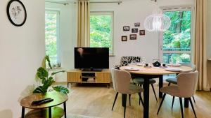 Televízia a/alebo spoločenská miestnosť v ubytovaní Apartament Parkowy by RENT4YOU
