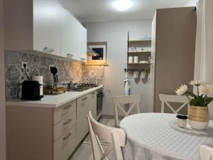 Kuchyňa alebo kuchynka v ubytovaní Apartman Dukić + 9 fotografií