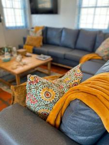 un soggiorno con divano blu e coperta di Flamink Beach View Cottage in Paternoster a Paternoster
